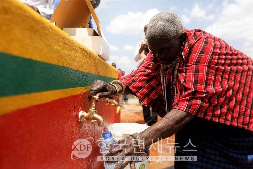 케냐 카지아도 나망가 응가타타엑의 주민들이 식수 우물 개발로 식수를 받고 있다.