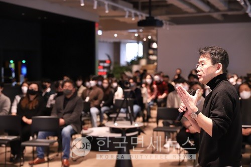 지난 26일 강희석 SSG닷컴 대표이사가 오픈 톡 행사에 참석해 발표하고 있다.