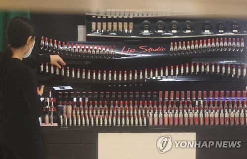 지난달 26일 서울 중구 소공동 롯데백화점 본점에서 시민이 립스틱을 살펴보고 있다. 연합뉴스