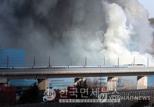 한국타이어 화재 현장 통과하는 KTX