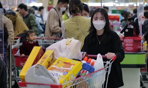 하노이의 슈퍼마켓에서 마스크를 착용한 여성[VN익스프레스 사이트 캡처]