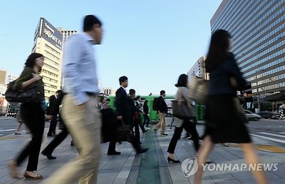 시민들이 서울 광화문 사거리에서 출근을 위한 발걸음을 재촉하고 있다.연합뉴스