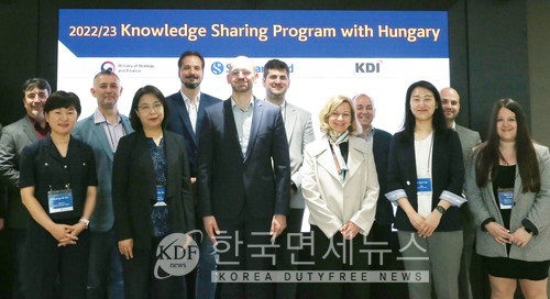 신한카드는 지난 18일 본사에서 '빅데이터를 활용한 공공 정책 수립 사례'를 주제로 세미나를 개최했다고 밝혔다. 안성희 신한카드 Life사업본부장(앞줄 왼쪽 두번째), 라슬로 켈레멘 헝가리 국세청(NTCA) IT비즈니스지원팀장, 한재현 KDI 전문연구원 등 관계자들이 세미나 후 기념촬영을 하고 있다.