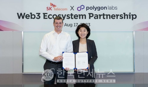 SK텔레콤은 폴리곤랩스와 서울 을지로 SK-T타워에서 웹3 생태계 협력을 위한 전략적 파트너십 업무협약을 체결했다고 밝혔다. SKT 오세현 Web3 CO장(오른쪽)과 폴리곤랩스 마크 보이런 CEO가 협약식 후 기념촬영을 하고 있다.