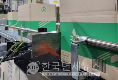 접착식 라벨 대신 먹물분사형 바코드가 박스 측면에 표기되고 있다.