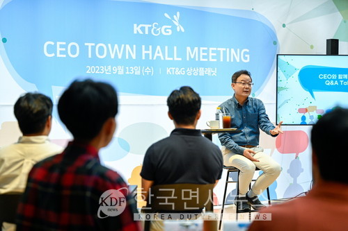 KT&G는 지난 13일 서울 성수동 ‘KT&G 상상플래닛’에서 열린 소통을 통한 구성원 공감대 강화를 위해 ‘CEO 타운홀 미팅’을 개최했다고 밝혔다. 백복인 KT&G 사장이 타운홀 미팅에 참석한 임직원들과 이야기를 나누고 있다.