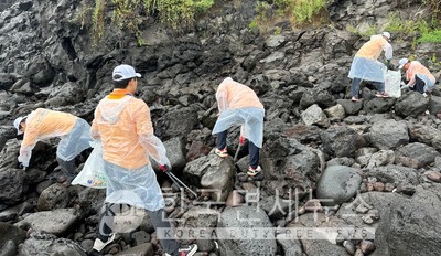 하이트진로 임직원이 해양 쓰레기를 수거하고 있다.