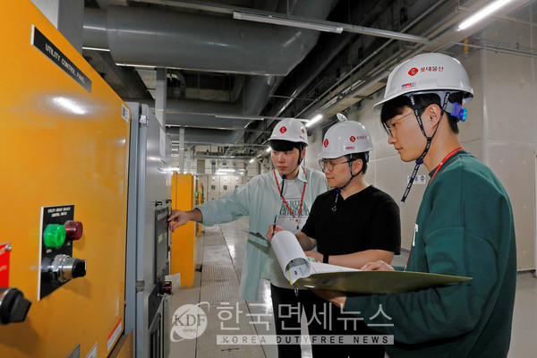 롯데물산 안전경영TFT 직원들이 안전 점검을 진행하고 있다.