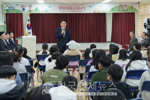 이석용 농협은행장은 7일 강원 태백 장성초등학교에서 실시된 이동금융교육 일일 강사로 나서 학생들과 소통의 시간을 가졌다.