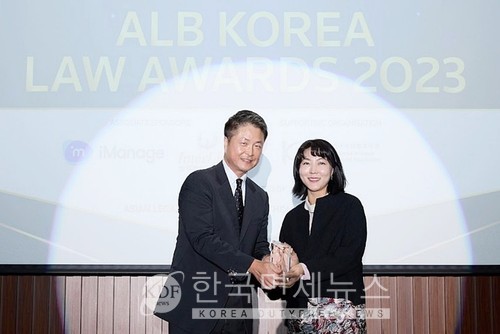 지난달 10일 서울 여의도 콘래드호텔에서 열린 ALB Korea Law Awards 2023 시상식에서 남지선 한미약품 법무팀장(오른쪽)이 수상 후 기념촬영을 하고 있다.