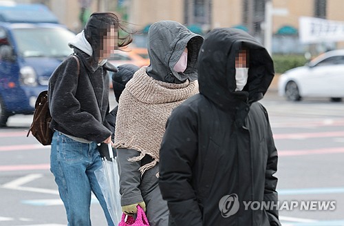 아침 기온이 영하로 내려가며 강추위의 날씨를 보인 지난 16일 오전 서울 종로구 광화문네거리에서 시민들이 움츠린 채 길을 걷고 있다.