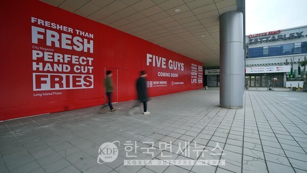 3일 오전 가벽을 세우고 공사에 들어간 파이브가이즈 서울역 매장 전경