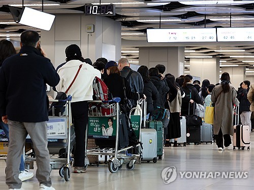 지난달 29일 오전 김포공항에서 여행객이 탑승 수속을 위해 줄을 서고 있다. 연합뉴스
