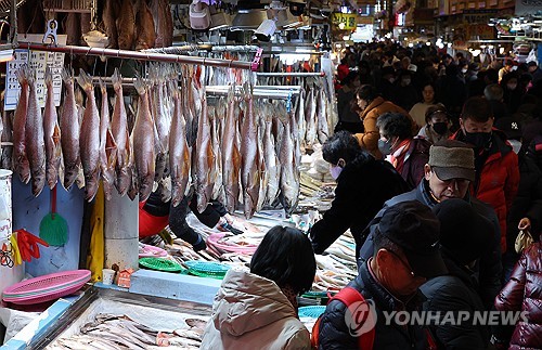 설을 열흘여 앞둔 지난달 29일 오후 부산진구 부전시장에서 시민들이 생선을 고르고 있다. 연합뉴스