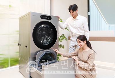 모델이 LG전자 베스트샵 강남본점에서 시그니처 세탁건조기의 미니워시를 살펴보고 있다.