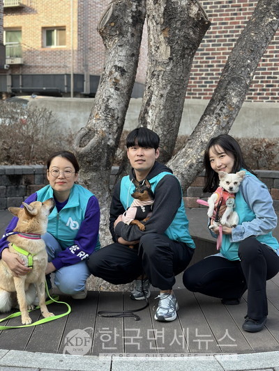 지난 15일 인천시 소재 유기견 보호소 '행복한 유기견 세상'에서 봉사활동을 진행한 에어서울 임직원들이 기념 촬영을 하고 있다.