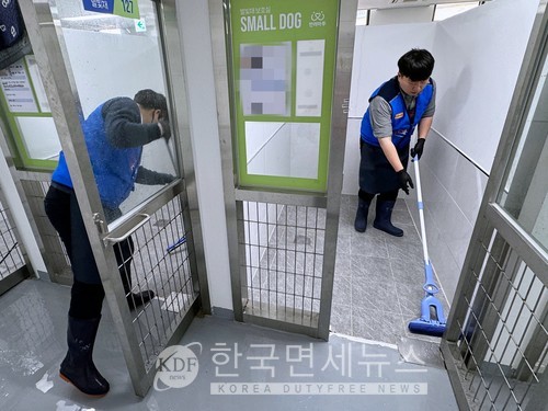 BBQ 임직원이 경기도 여주시 '반려마루'에서 유기견들이 생활하는 견사를 청소하고 있다.
