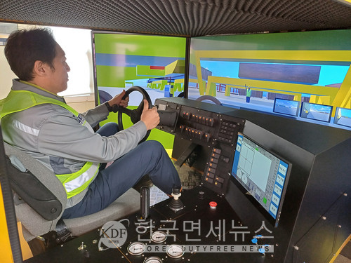 한화오션 거제사업장에 위치한 블록운반팀 VR 교육장에서 ‘VR 기반 트랜스포터 시뮬레이터’를 통해 트랜스포터 운행 실습이 진행되고 있다.