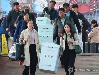 인천 섬으로 옮겨지는 투표함. 사진=연합뉴스