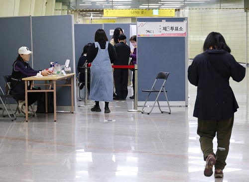 4·10 총선이 치러진 10일 오전 인천시 계양구 경인교대입구역 지하 1층 대합실에 마련된 계산1동 제3투표소에 유권자들이 들어서고 있다. 연합뉴스
